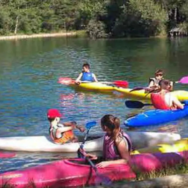 enfant en kayak lac eygliers