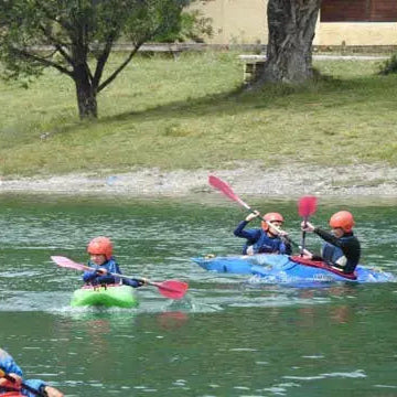 La magie du lac d'Eygliers opère ! ✨ Pendant notre stage kayak enfant,