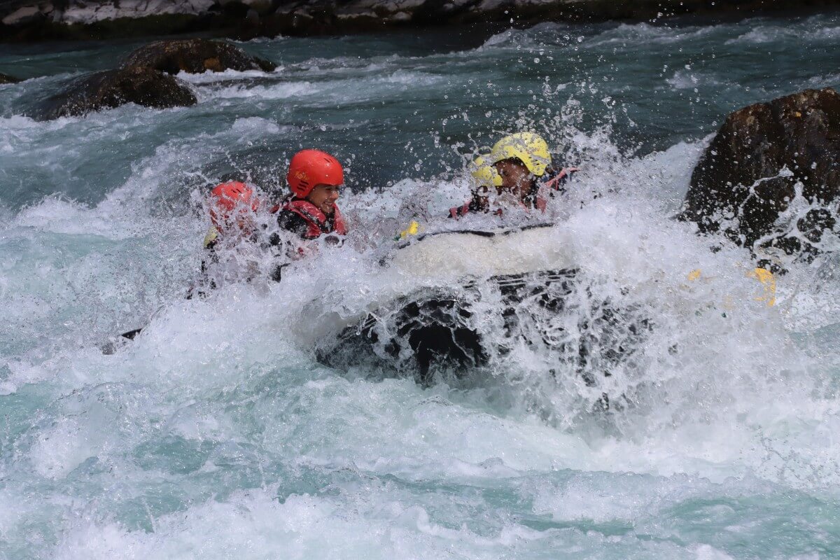 Groupe souriant en rafting sur les rapides de la Durance près de Guillestre